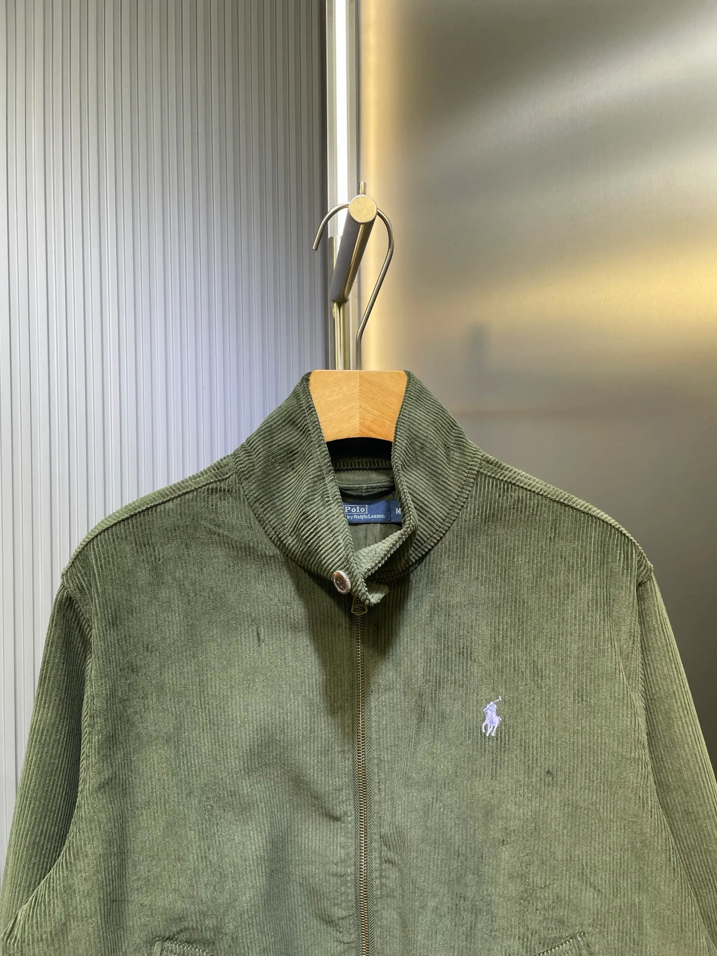 P490 Ralph La*ren 25Fw new autumn and winter retro corduroy jacket | Exclusive high-end version! Made of thick and skin-friendly corduroy fabric, it is warm and stylish in autumn and winter. The neat short version is friendly to all body shapes. It is made of retro brown and olive green fabrics with a texture that has accumulated over time. The stand-up collar design, metal zipper and iconic pony logo embroidery, and the tough tone of American retro workwear, allow this jacket to wander freely on the border between retro and classic. Every detail tells the fashion heritage of American retro.  Spot sale SML